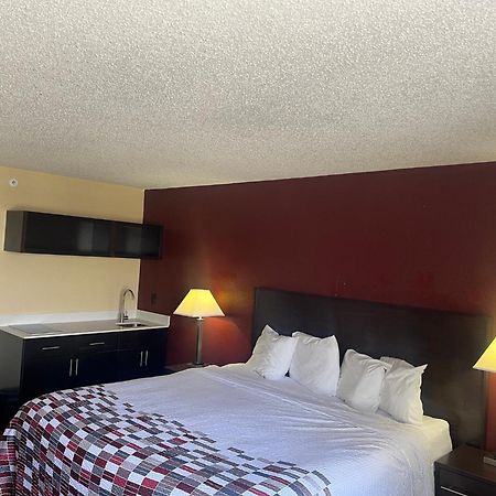 Red Roof Inn & Suites Indianapolis Airport Exterior photo