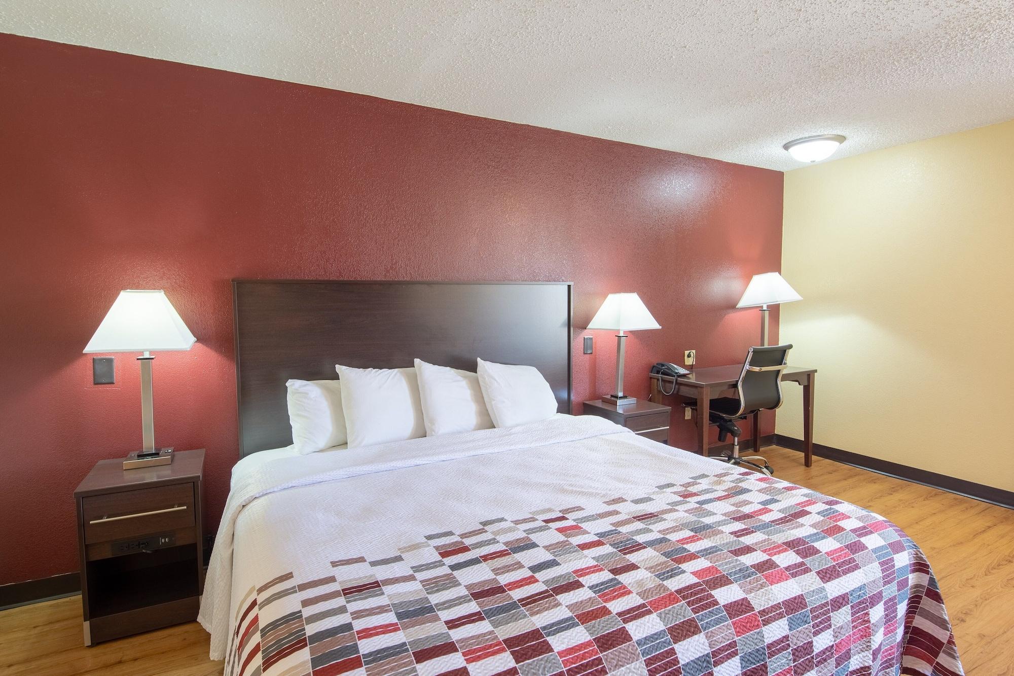 Red Roof Inn & Suites Indianapolis Airport Exterior photo