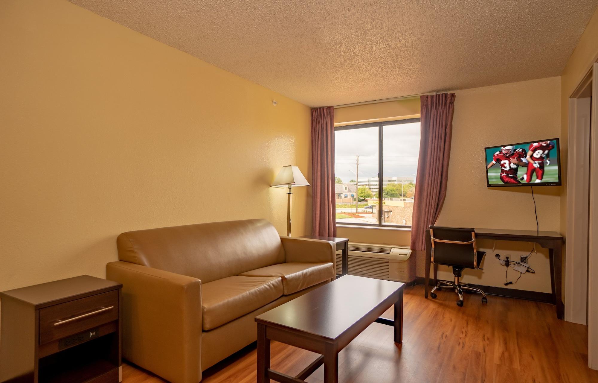 Red Roof Inn & Suites Indianapolis Airport Exterior photo