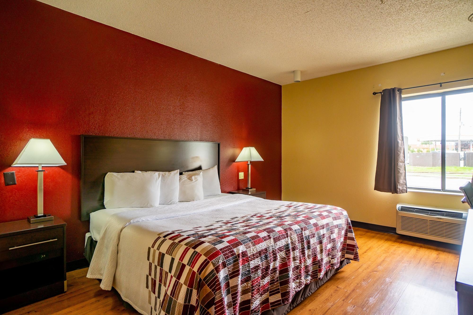Red Roof Inn & Suites Indianapolis Airport Exterior photo