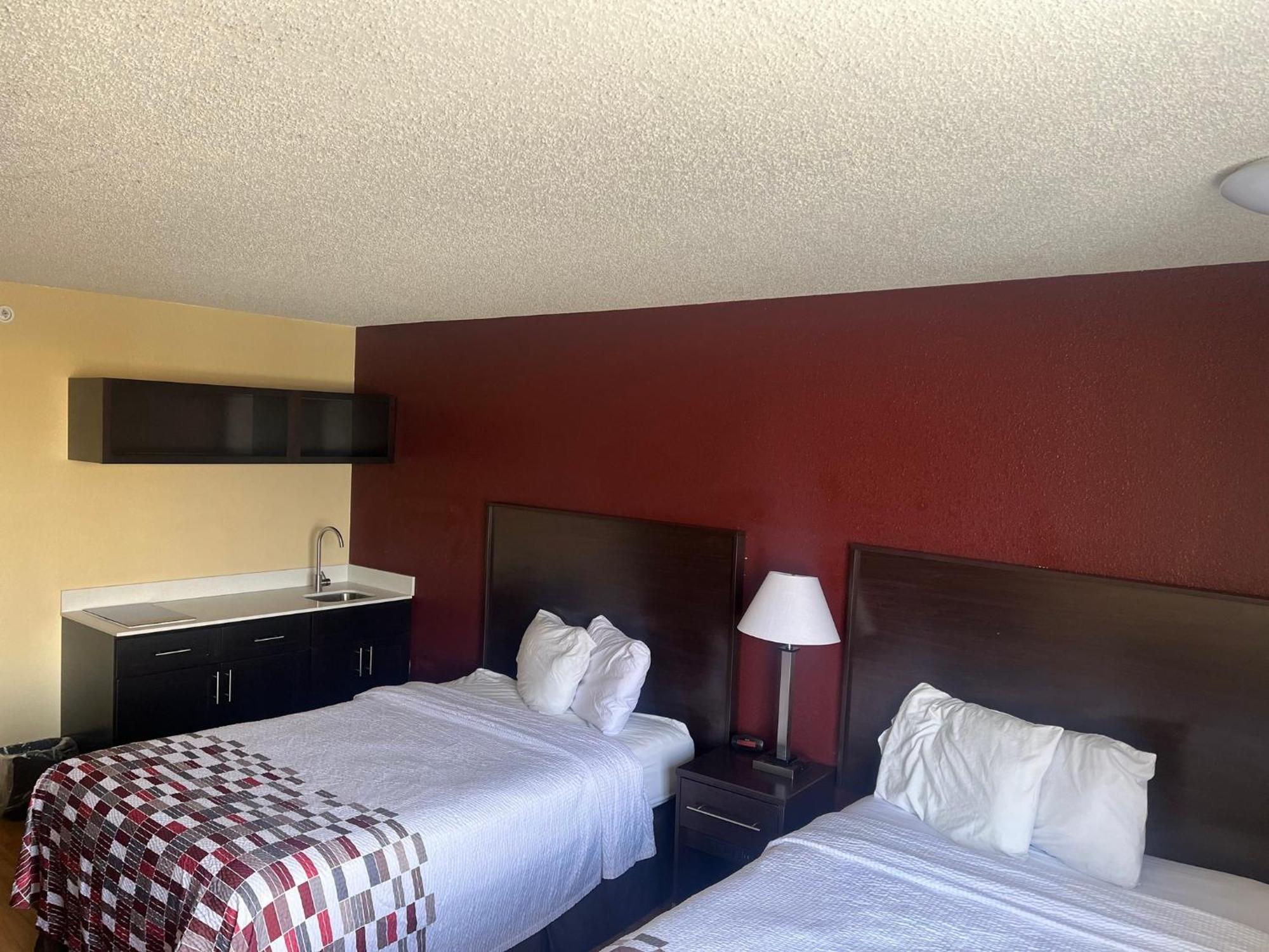 Red Roof Inn & Suites Indianapolis Airport Exterior photo
